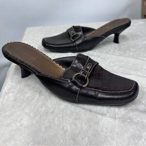 Madeline Stuart 7 1/2M kitten heel shoes croc embossed brass detail